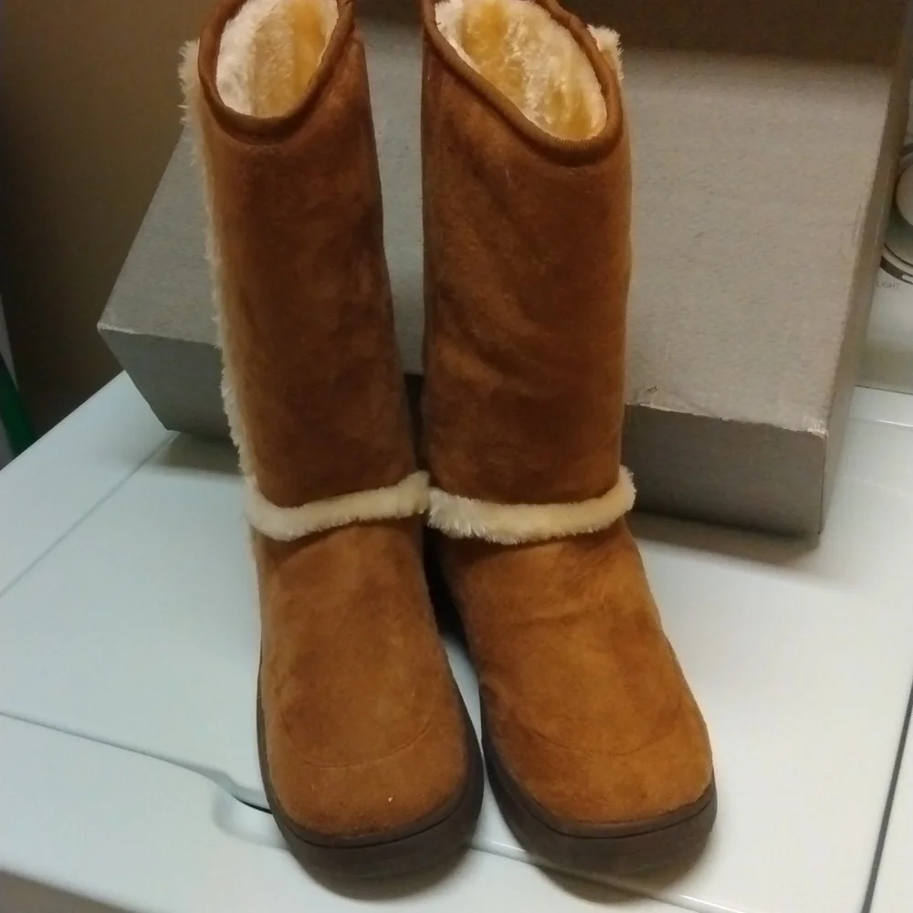 NWT Maurice’s boot, light tan, Naomi faux fur size 9